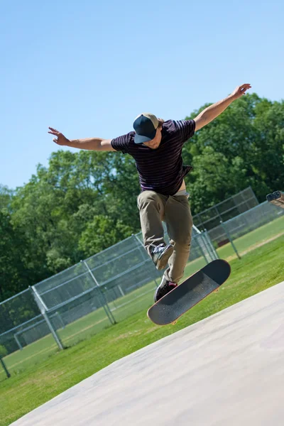 Скейтбордист робить трюки на дошці — стокове фото