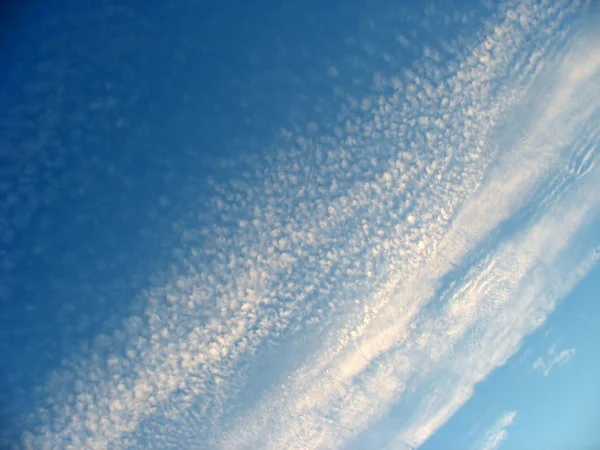 Whispy blue chmury — Zdjęcie stockowe