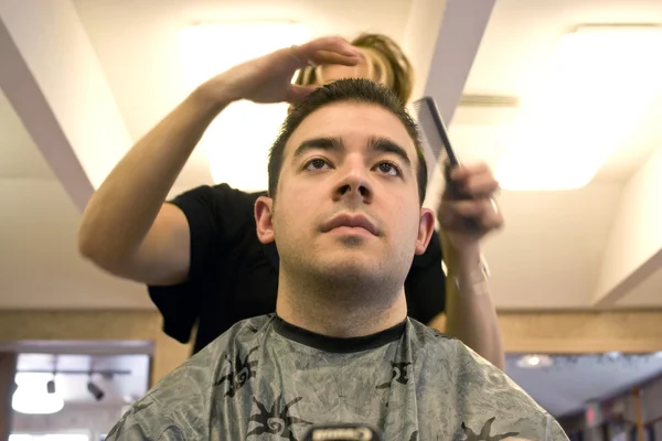 Att få en frisyr — Stockfoto