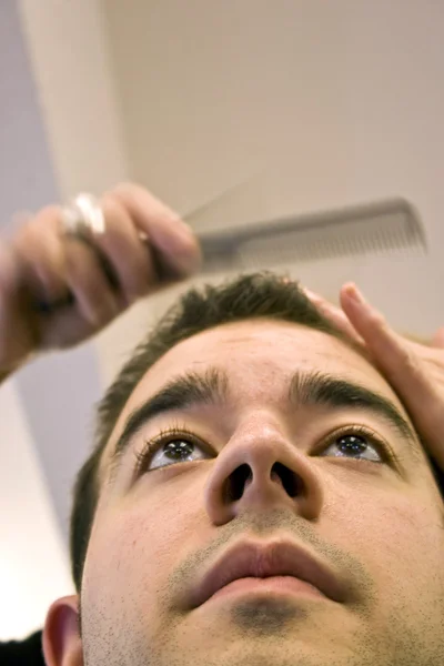 Obtendo um corte de cabelo — Fotografia de Stock
