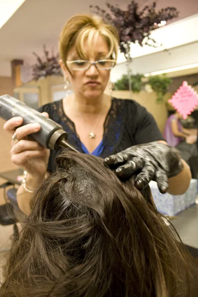 Friseur trägt Farbe auf — Stockfoto