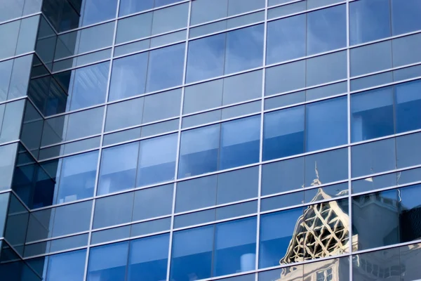 Modern byggnad reflektion — Stockfoto