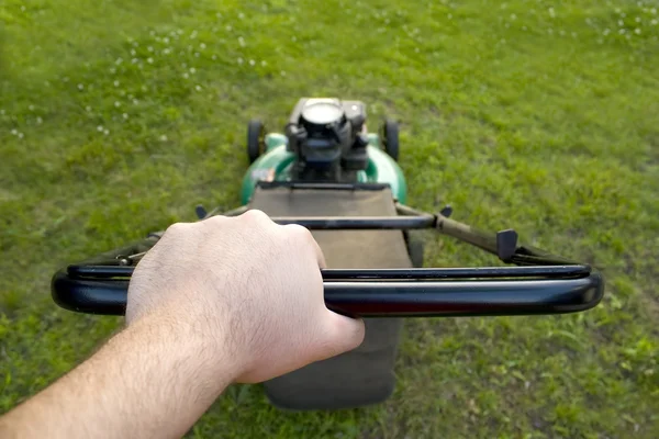芝生芝刈り機を押す — ストック写真