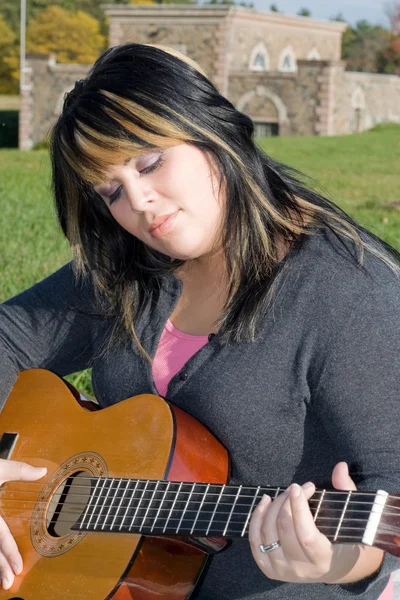 Flicka med hennes gitarr — Stockfoto
