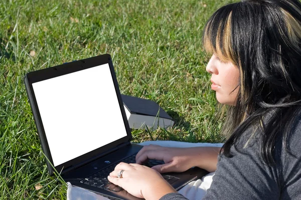 Student met behulp van een laptop — Stockfoto