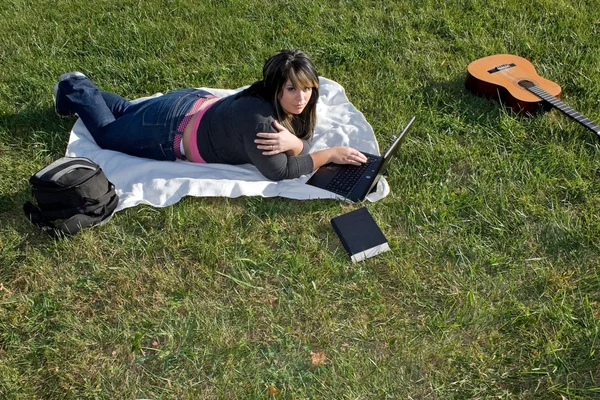 Frau benutzt Laptop — Stockfoto