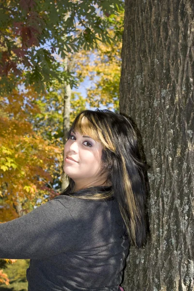 Молода жінка восени — стокове фото