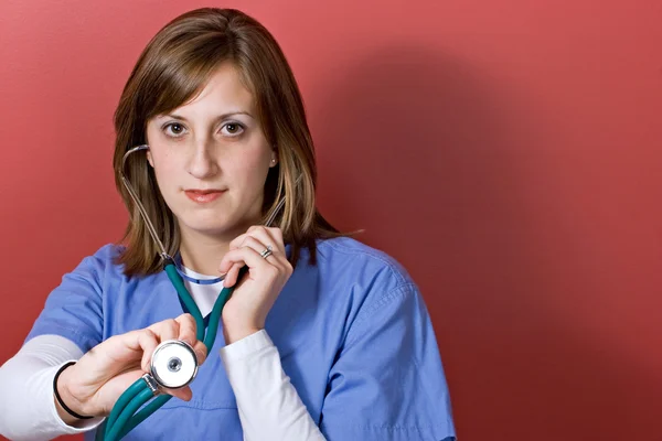 Verpleegster met behulp van een stethoscoop — Stockfoto