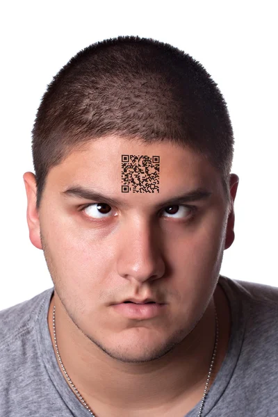 Молодой человек с QR-кодом на лбу — стоковое фото