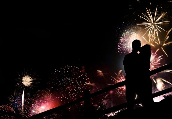 Fogos de artifício casal silhueta — Fotografia de Stock