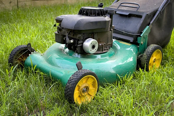 Yeşil çim biçme makinesi - Stok İmaj