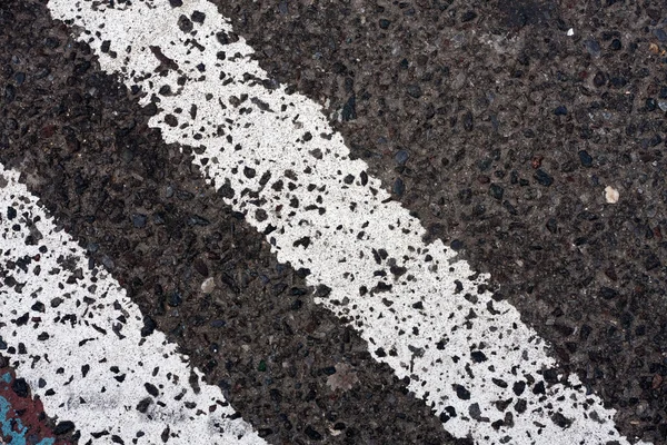 Linhas brancas duplas na estrada — Fotografia de Stock