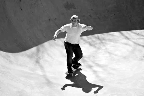 Skater dentro de uma tigela — Fotografia de Stock
