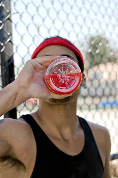 Atleta bebiendo jugo —  Fotos de Stock