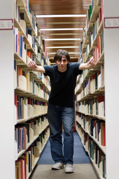 Killen på biblioteket — Stockfoto