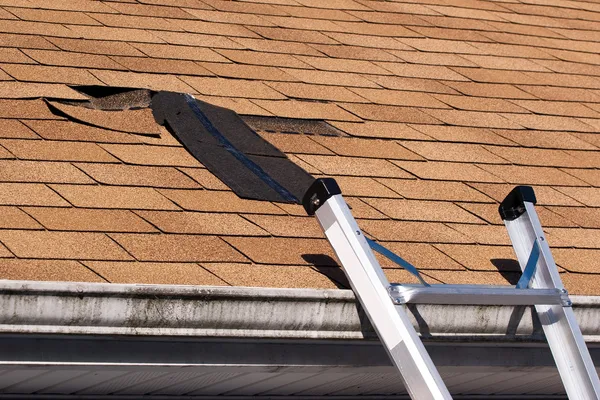 Reparatur beschädigter Dachschindeln — Stockfoto