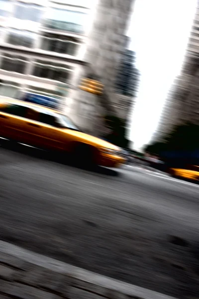 スピード違反の黄色のタクシー タクシーのモーション ブラー — ストック写真