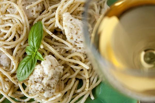 Garlic Chicken Pesto Pasta with Olive Oil — Stock Photo, Image