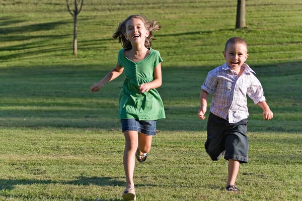Dos niños corriendo —  Fotos de Stock