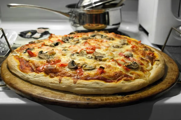 Домашнє піцу — стокове фото