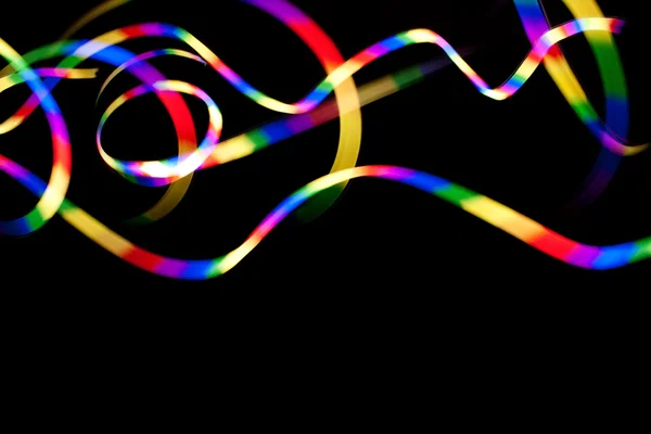 Trilhas de luz do arco-íris no preto — Fotografia de Stock