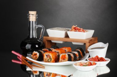 üzerinde plaka, çubuk, soya sosu, Balık ve gri arka plan üzerinde karides lezzetli sushi