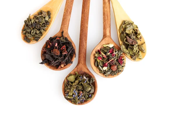 Diferentes tipos de chá seco verde e preto em colher de madeira isolada em branco — Fotografia de Stock