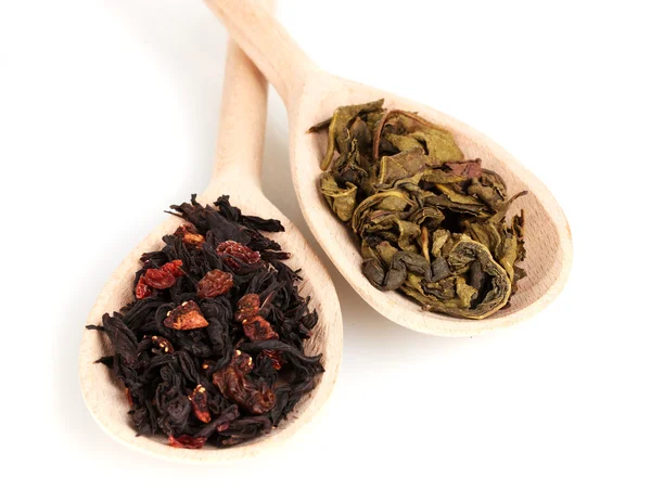 白で隔離される木製のスプーンでの乾緑茶と黒茶 — ストック写真