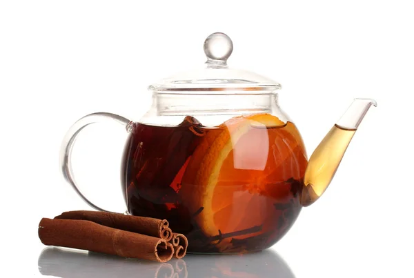 Cam çaydanlık siyah çay, turuncu ve beyaz izole tarçın — Stok fotoğraf