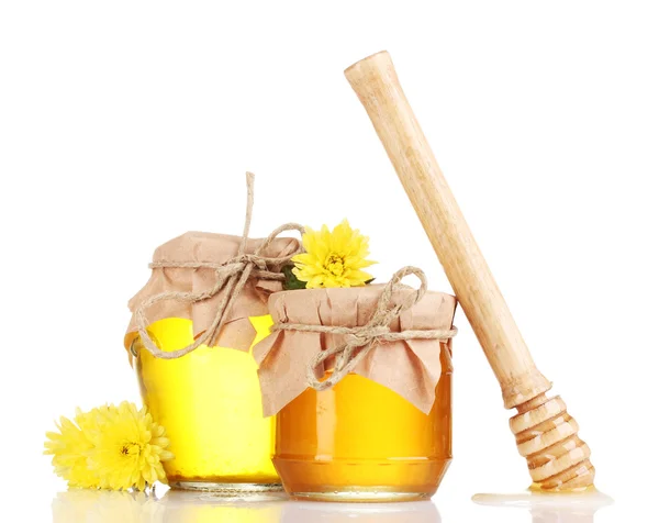 Twee potten van honing en houten drizzler geïsoleerd op wit — Stockfoto