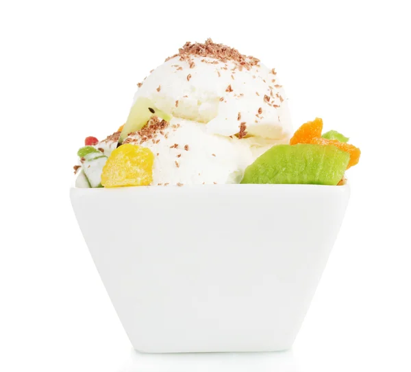 Delicioso helado de vainilla con chocolate y fruta en un tazón aislado en blanco —  Fotos de Stock