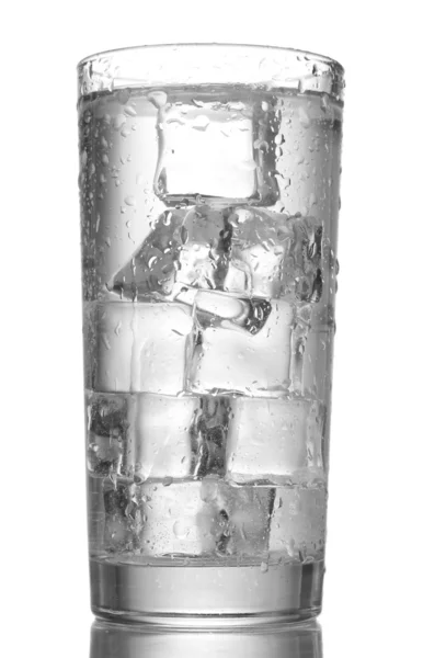 Glas vatten med is isolerad på vit — Stockfoto