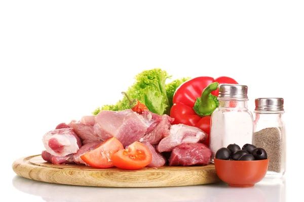 Pezzi di carne cruda e verdure su tavola di legno isolati su bianco — Foto Stock