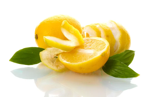 Limones maduros con hojas aisladas en blanco —  Fotos de Stock