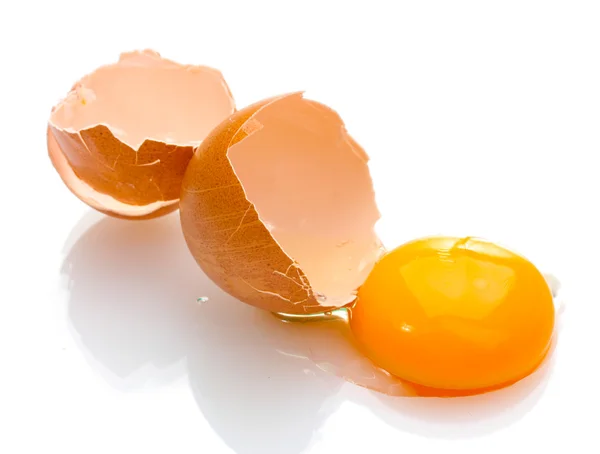 Uovo marrone con tuorlo isolato su bianco — Foto Stock