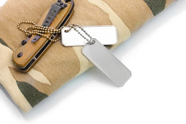 Insignias del ejército, cuchillo y camuflaje aislados en blanco — Foto de Stock