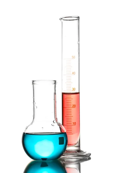 Iki şişe üzerinde beyaz izole yansıması ile mavi ve kırmızı sıvı ile — Stok fotoğraf