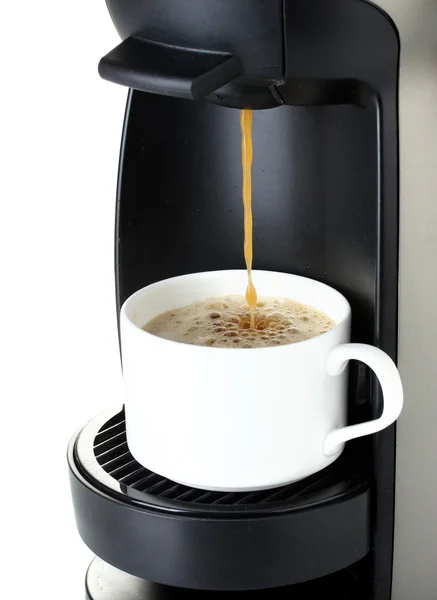 Espresso maskin som heller kaffe i kopp isolert på hvitt – stockfoto