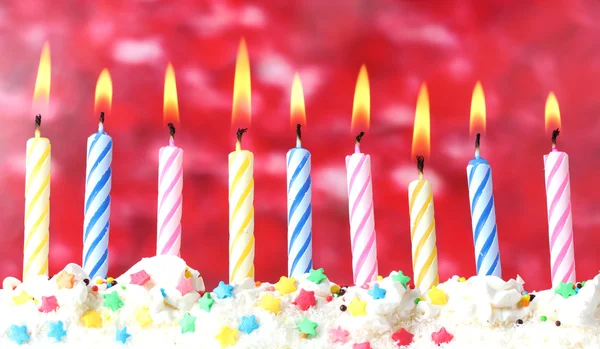 Krásné narozeniny svíčky na červeném pozadí — Stock fotografie