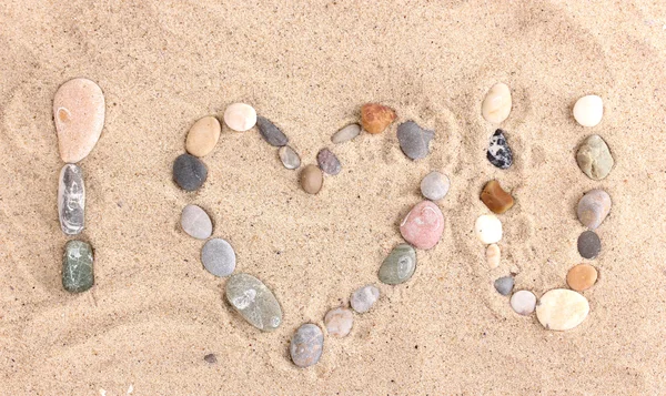 Láska kameny na písek — Stock fotografie