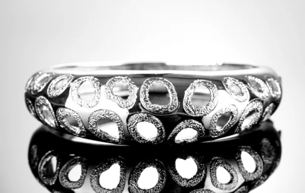 Hermosa pulsera de plata sobre fondo gris — Foto de Stock