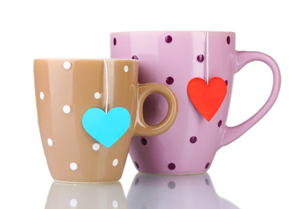 Duas xícaras e sacos de chá com rótulo vermelho e azul em forma de coração isolado no branco — Fotografia de Stock