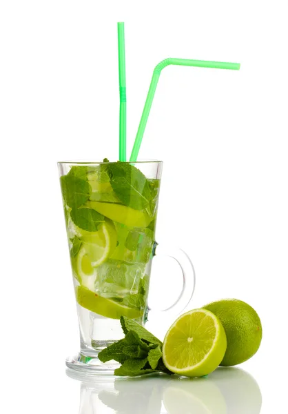 Cocktail med lime och mynta isolerade på vitt glas — Stockfoto