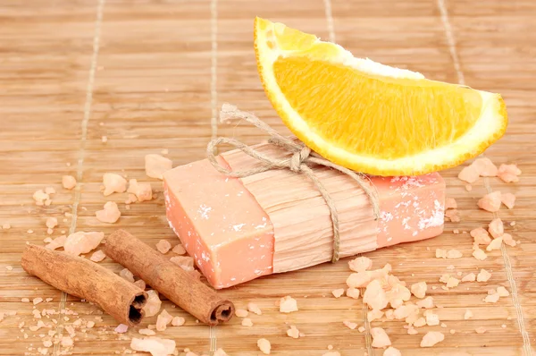 Handgemaakte natuurlijke zeep op houten mat — Stockfoto