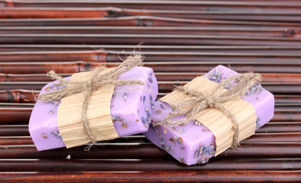 Savon de lavande fait à la main sur tapis de bambou — Photo