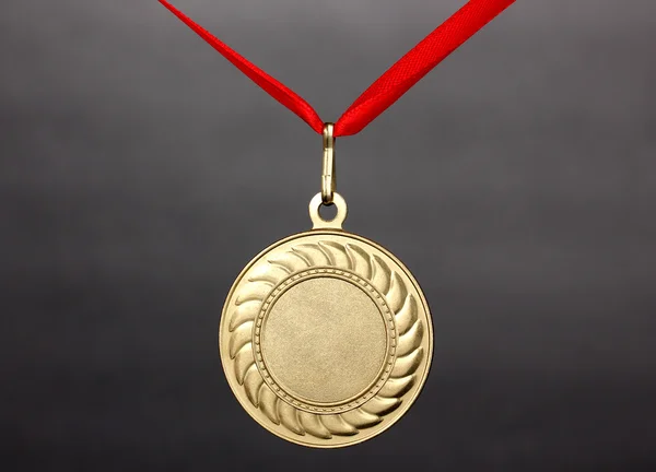 Médaille d'or sur fond gris — Photo