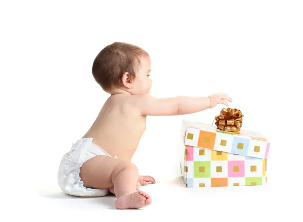 Mignon bébé fille et boîte cadeau isolé sur blanc — Photo