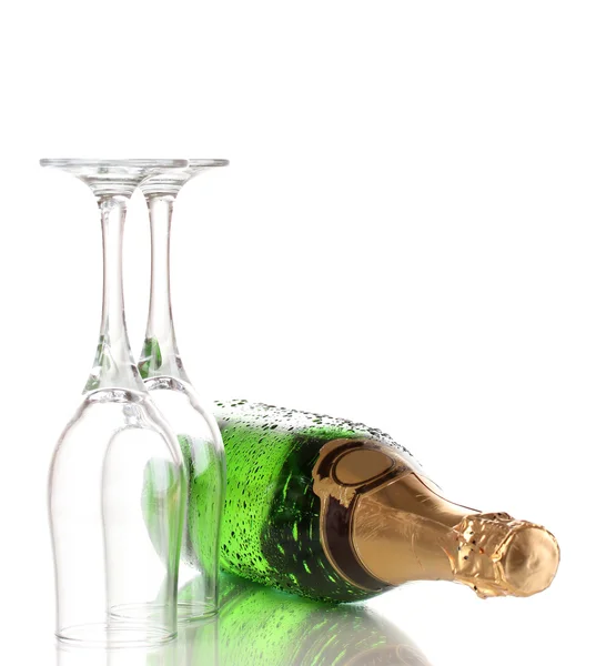 Bir şişe şampanya ve üzerinde beyaz izole kadehler — Stok fotoğraf
