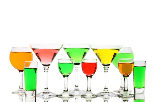 Alkollü kokteyller üzerinde beyaz izole — Stok fotoğraf