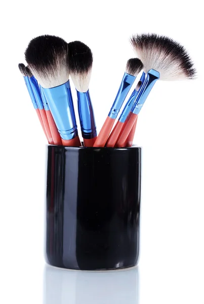 Pinceaux de maquillage en tasse noire isolés sur blanc — Photo